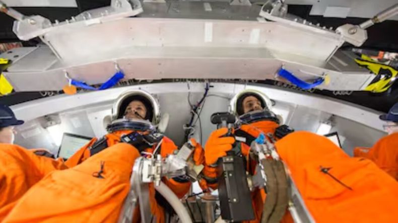 Este vuelo representa el primer lanzamiento tripulado del poderoso cohete SLS junto con la nave Orion, en una misión de prueba.