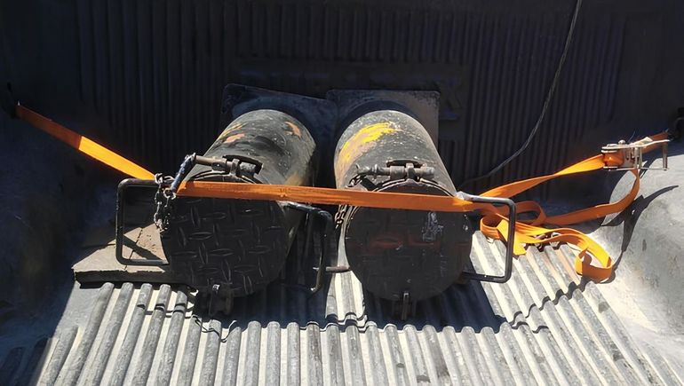 Así se llevaban las tolvas con los supuesos explosivos en su interior. 