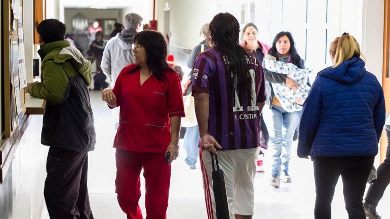 Los estatales reclaman el pago de las guardias y las horas extra para cubrir la demanda de atención en mayo.
