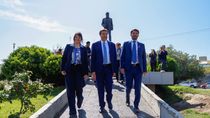 El intendente Rodrigo Buteler, el gobernador Alberto Weretilneck y la presidenta del Concejo Deliberante, Karina Álvarez, dejaron una ofrenda floral en el monumento al ingeniero César Cipolletti. 