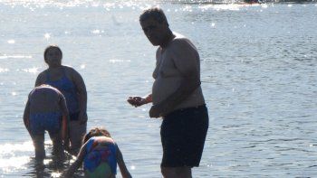 Bañarse en el río está prohibido y quienes lo hacen ponen en riesgo su salud por la presencia de numerosas sustancias contaminantes.