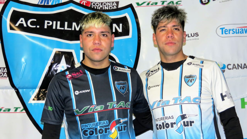 Los hermanos Carrasco con la camiseta de Pillmatún. 
