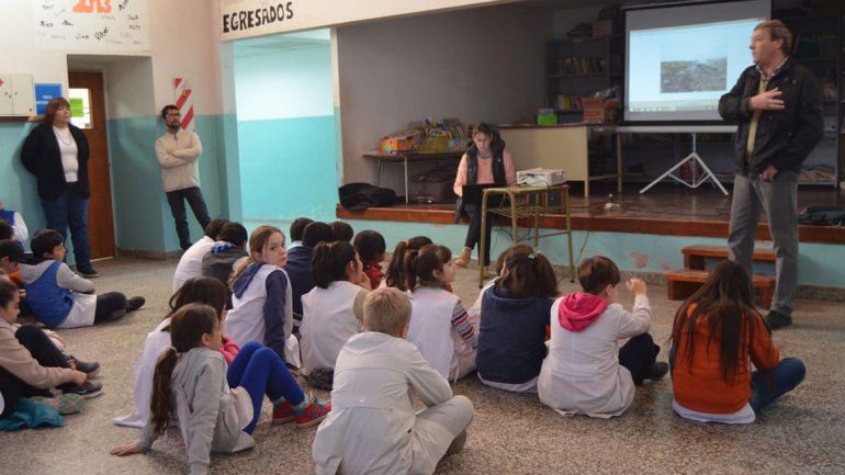 El secretario Ulovec les enseñó a los niños cómo manejar los residuos.