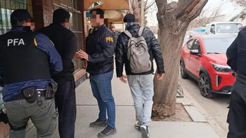 El sujeto fue atrapado a pesar de que intentó huir al ver a los uniformados de la Policía Federal.