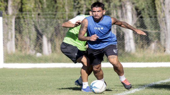 Elvis Hernández sería el compañero de Manuel Berra en la zaga central de Cipo.