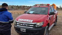 La Policía y Bomberos realizaron la búsqueda de Miguel Lorca en el Lago Pellegrini con drones desde esta mañana.
