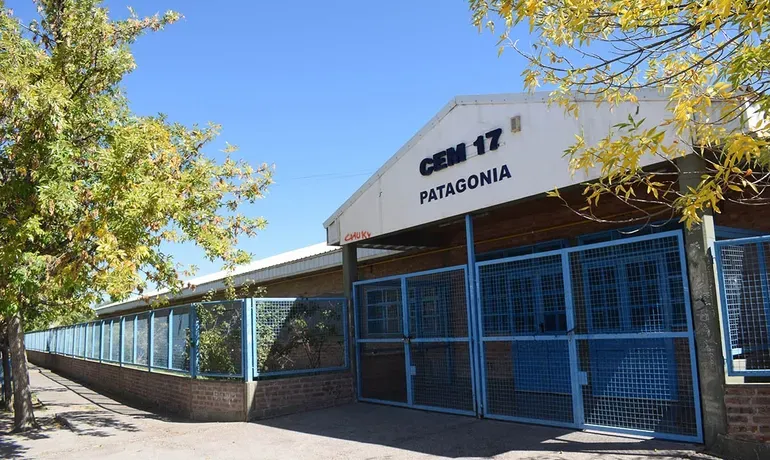 La amenaza apareció en el baño de mujeres de la ESRN 17. 