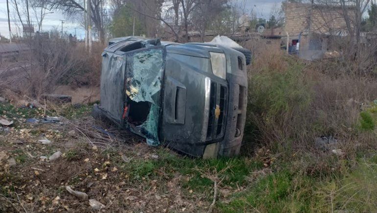 Familia volcó con su camioneta sobre la Ruta 65 y se salvó de milagro
