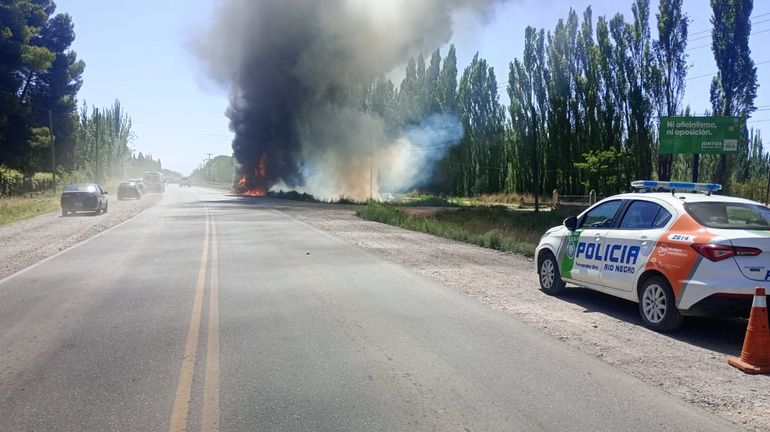 El incendio del rodado ocurrió esta tarde muy cerca de Cipolletti sobre ruta 151.