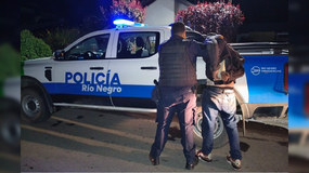 El hombre fue sorprendido infraganti robando en el interior del motorhome. | LMCipolletti.com El hombre fue sorprendido infraganti robando en el interior del motorhome.