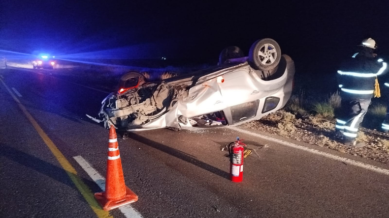 Un choque y vuelco en ruta 22 terminó con cuatro personas hospitalizadas.