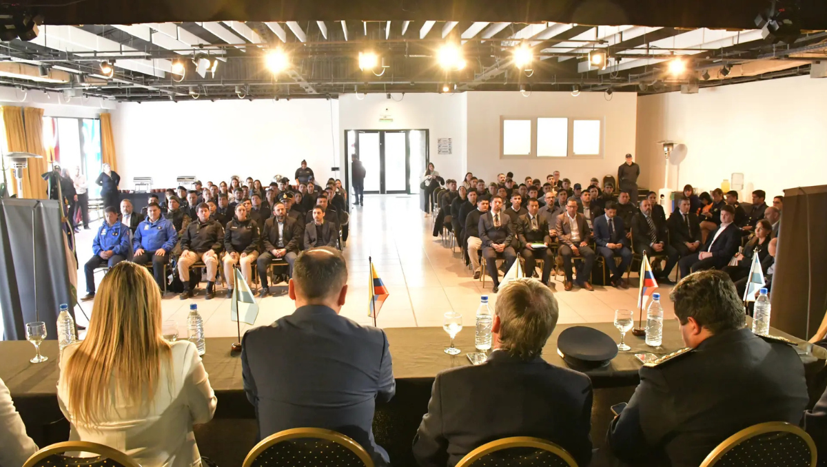 Un centenar de efectivos policiales se capacitaron en Cipolletti contra el Narcotráfico.