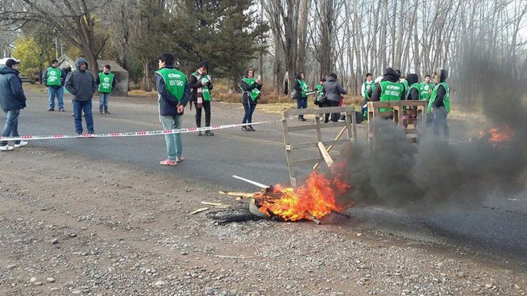 Municipales de Oro nucleados en ATE otra vez cortaron la Ruta Chica.