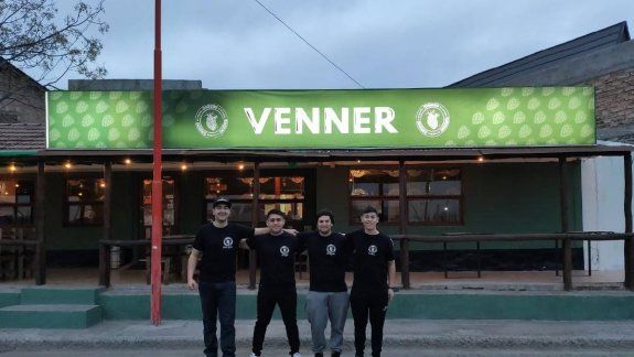 Cuatro amigos bomberos pusieron un resto bar en Cipolletti