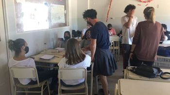 cordoba: fue a la escuela de pollera porque no lo dejaban usar pantalon corto