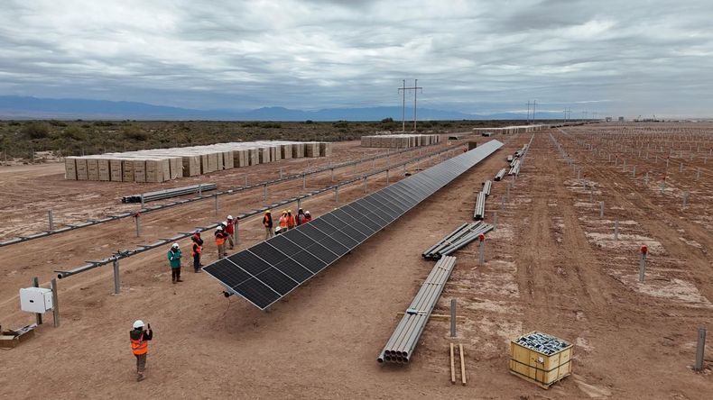 YPF Luz avanza con la construcción del proyecto El Quemado, el parque solar más grande del país.