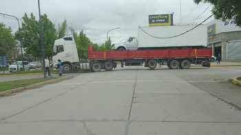 un camion engancho cables de alta tension y provoco un corte de transito en el ingreso a cipolletti un camion engancho cables de alta tension y provoco un corte de transito en el ingreso a cipolletti