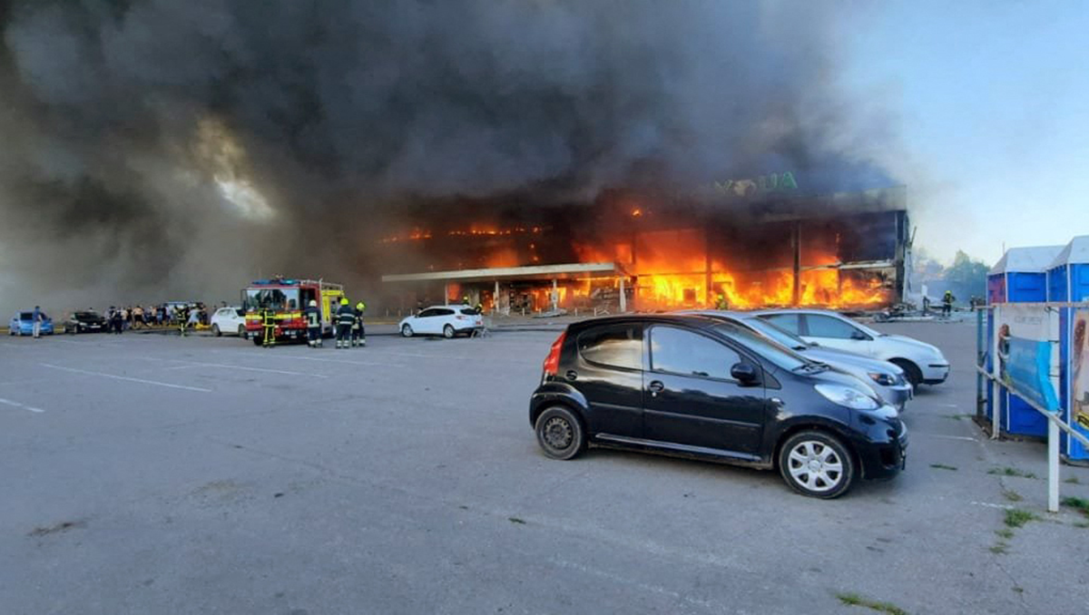 Rusia lanzó misiles a un shopping ucraniano: 10 muertos