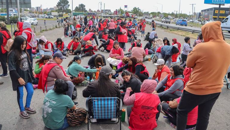 Organizaciones sociales marcharon en los puentes por la situación de los comedores.