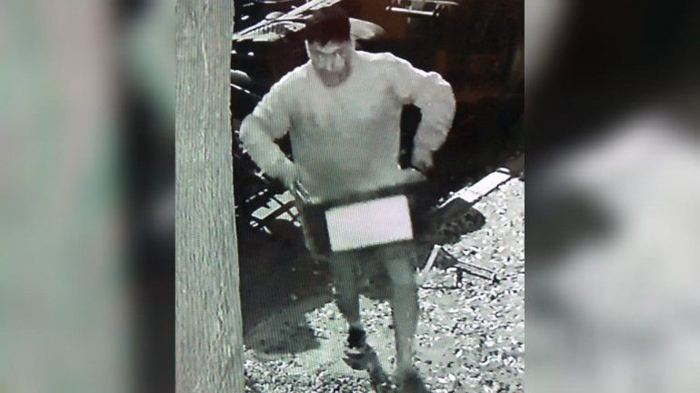 Video: robó la batería de un camión en cuatro minutos