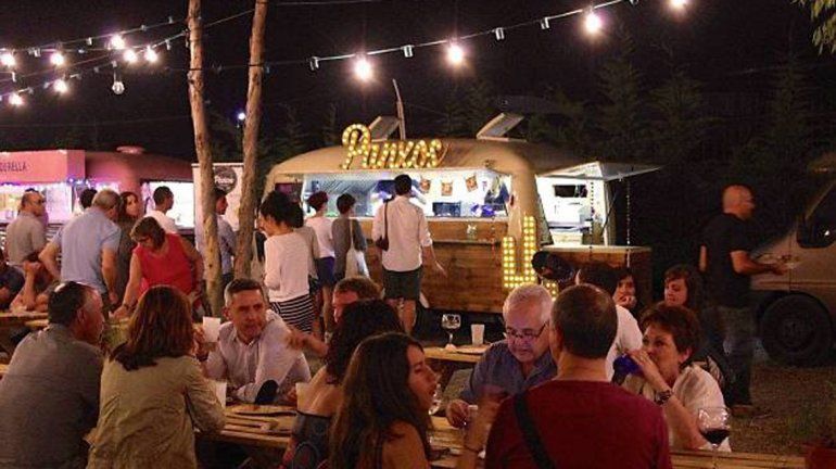 El verano es la temporada ideal para las ferias y food trucks, que también deben abonar un canon especial.