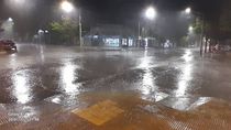 Una imagen de la lluvia del jueves en Cipolletti. Foto Antonio Spagnuolo.