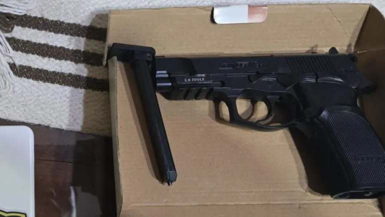 Arma secuestrada en la vivienda del joven.