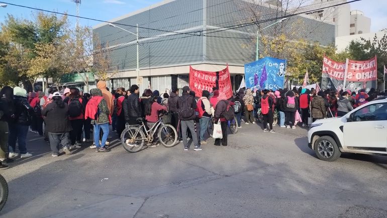 Militantes de seis organizaciones sociales marcharon hacia el Municipio para reclamar por ayuda alimentaria. Militantes de seis organizaciones sociales marcharon hacia el Municipio para reclamar por ayuda alimentaria.