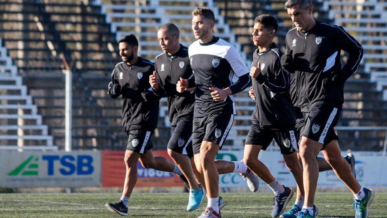 Los jugadores albinegros armaron las valijas