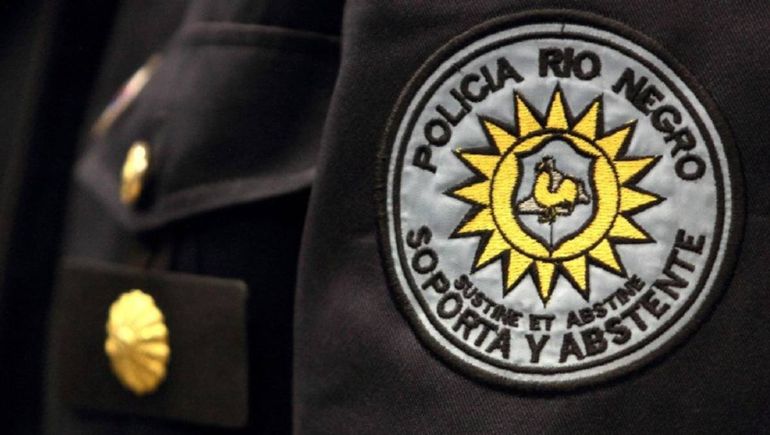 Los dos policías de Cinco Saltos fueron condenados prisión en suspenso, inhabilitación temporaria para vestir el uniforme y pautas de conducta. Los dos policías de Cinco Saltos fueron condenados prisión en suspenso, inhabilitación temporaria para vestir el uniforme y pautas de conducta.