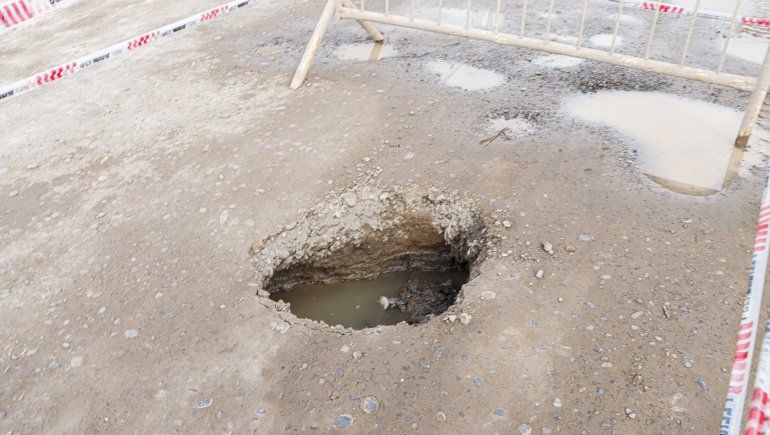 ¡Un peligro! Vallaron el terrible cráter de la calle Venezuela