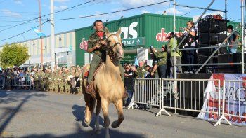 el desfile de malvinas se hara en bolivia y primeros pobladores