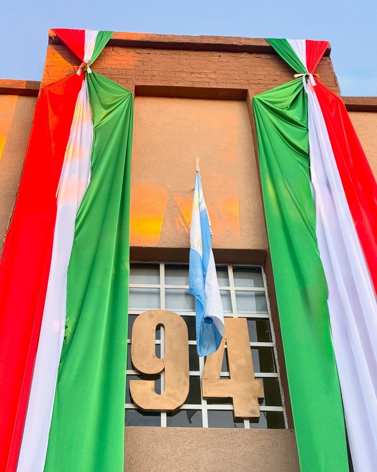 Fachada del edificio municipal de Fernández Oro por su 94 aniversario.