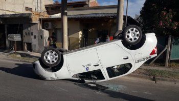 un taxista cipoleno protagonizo un espectacular vuelco: iba con un pasajero
