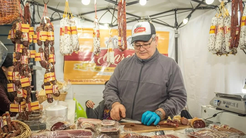 De carnicero a emprendedor: El salto al salame de guanaco. Foto: Facebook Pedro García. | LMCipolletti.com De carnicero a emprendedor: El salto al salame de guanaco. Foto: Facebook Pedro García.