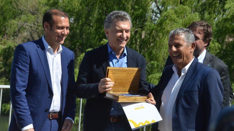 El intendente Pechi Quiroga le regaló a Macri la llave de la ciudad.&nbsp;