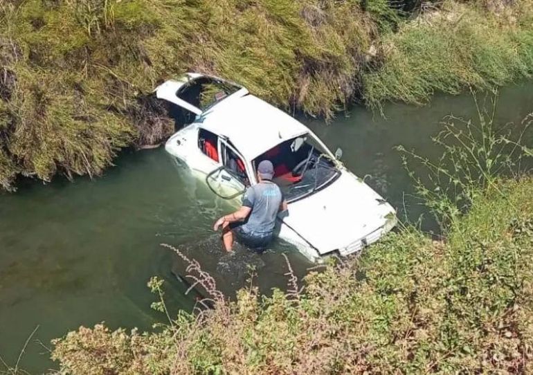 El auto era conducido por una mujer que viajaba junto a su hija.
