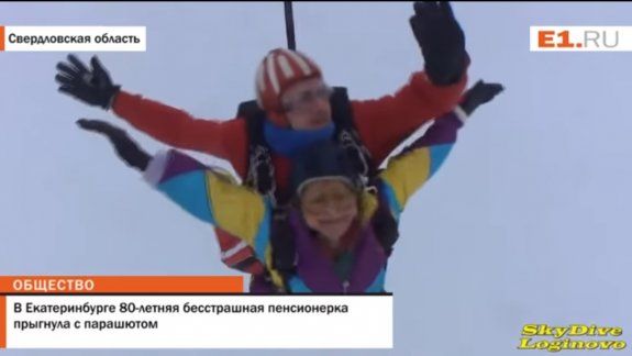Valiente: celebró sus 80 años con un salto en paracaídas