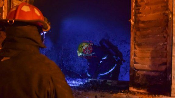 Tragedia en Roca: un hombre murió tras incendiarse su vivienda
