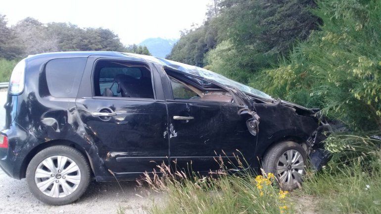 Una mujer perdió el control de su auto y volcó camino a Villa La Angostura