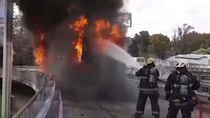 dramatico incendio de un micro escolar en el que viajaban 31 ninos