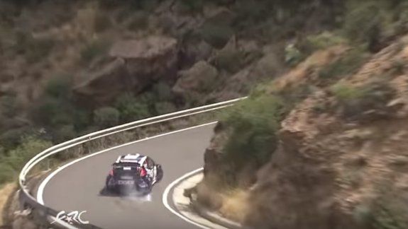 Un piloto de rally se salva de milagro de caer al abismo