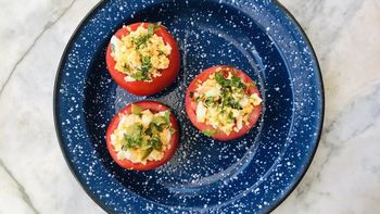 Tomates rellenos: el clásico fresco del verano que siempre salva | LMCipolletti.com Tomates rellenos: el clásico fresco del verano que siempre salva
