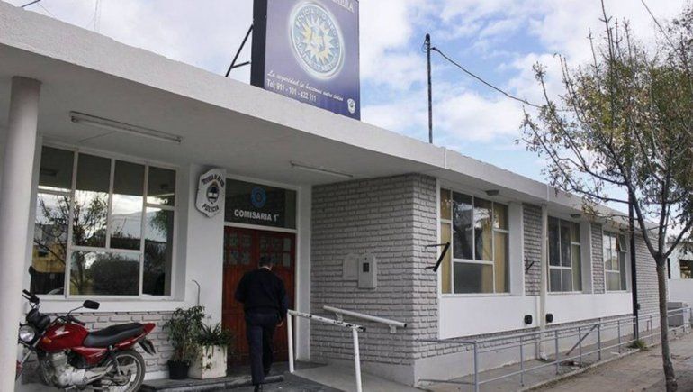 Lo sorprenden saliendo de su casa