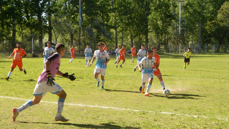 Academia Pillmatún cayó en la Isla Jordán por 3 a 0 con Deportivo Roca. Fotos: Antonio Spagnuolo&nbsp;
