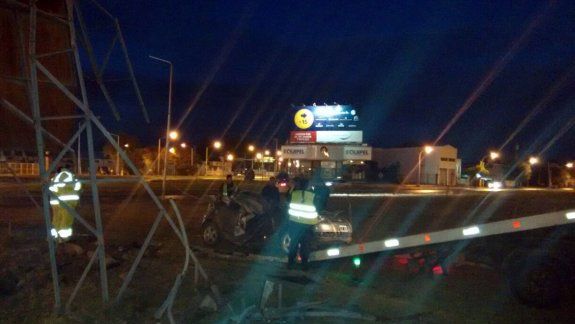 Jóvenes despistaron en la rotonda y chocaron contra un cartel