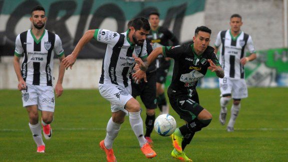 Coria, cuyo pase se esperó hasta último momento, finalmente pudo estar presente en el primer partido de la temporada del Federal A.