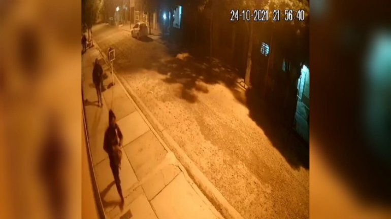 Video: así robaron a tres adolescentes en la calle