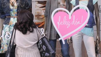 Los locales innovan con promociones, cuotas sin interés y tarjetas de regalos por montos específicos para otorgar mayores facilidades en las compras.