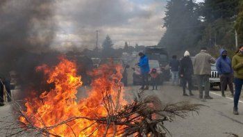 cortan la ruta 40 por un supuesto tiroteo que denuncio la comunidad mapuche cortan la ruta 40 por un supuesto tiroteo que denuncio la comunidad mapuche
